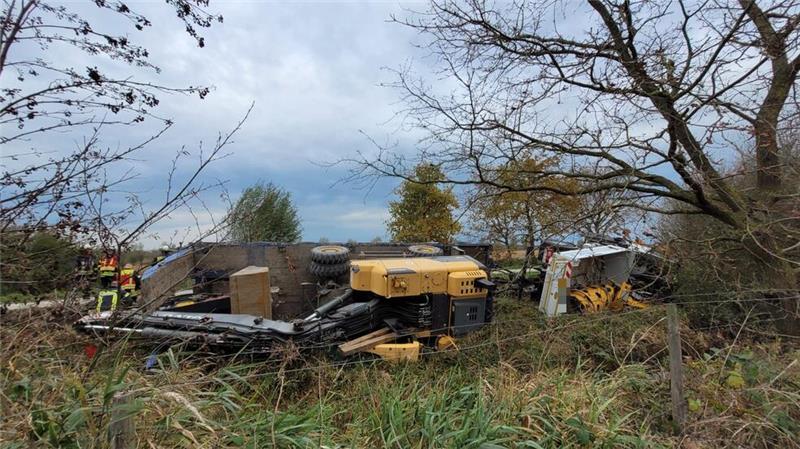 Lkw mit Tieflader verunglückt auf Wirtschaftsweg in Dollern Auch ein Radlader auf dem Tiefauflieger landete in den Wicken.