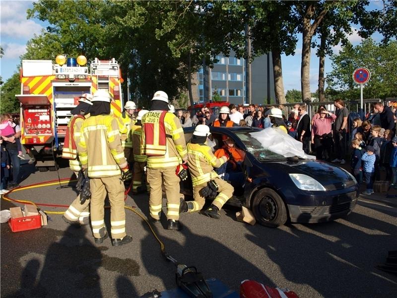 Auch ein „Rettungseinsatz nach Verkehrsunfall“ wurde am Technologiezentrum Handwerk in Stade simuliert .