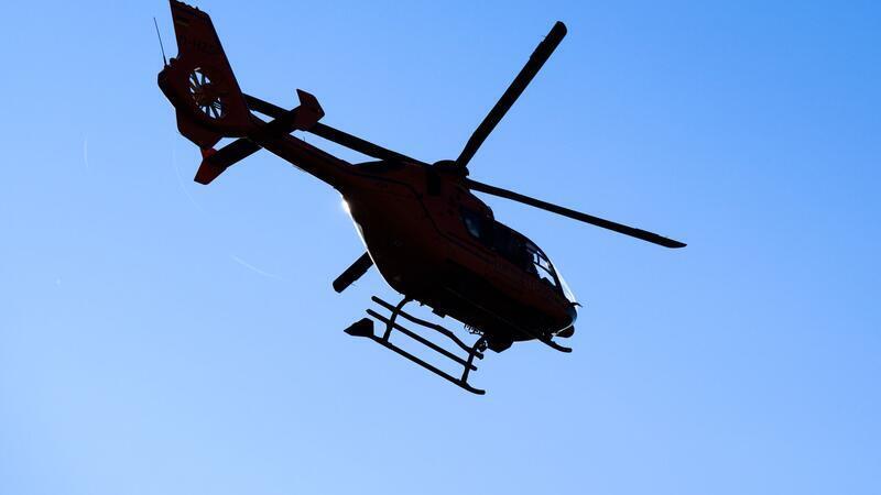 Auch ein Rettungshubschrauber war bei den Unfällen vor Ort. (Symbolbild)