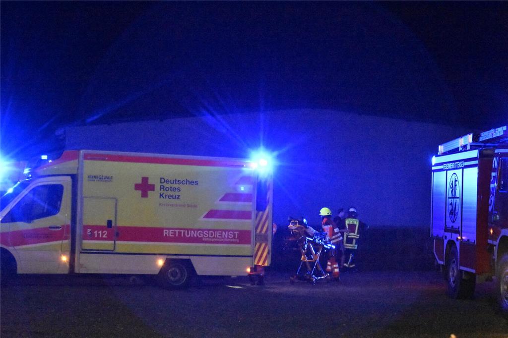 Auch ein Rettungswagen des DRK ist vor Ort.