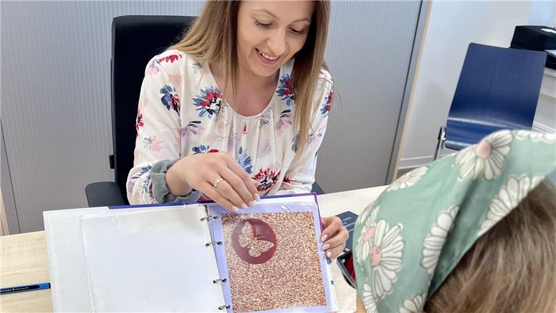 Auch ein Sehtest gehört zur Schuleingangsuntersuchung, den die Medizinische Fachangestellte Anna Brese durchführt.