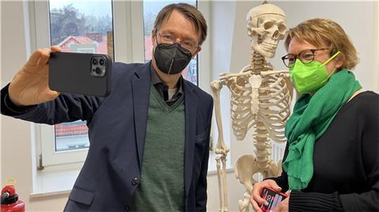 Auch ein Selfie mit Gesundheitsministerin Daniela Behrens musste sein. Später twitterte Lauterbach, dass in der Mitte ein „älterer Kollege“ zuhöre. Foto: Gallas