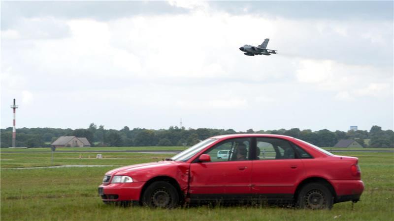 Luftwaffe probt in Jagel Evakuierungsszenario Auch ein Tornado ist im Einsatz.