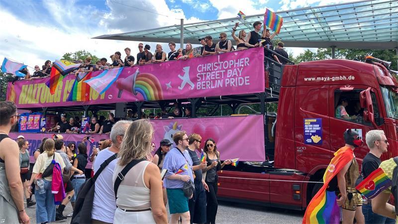 Auch ein Truck des Berliner CSD nahm an der Parade in Hamburg teil.