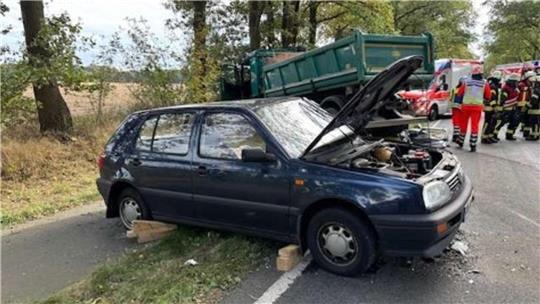 Auch ein VW Golf wurde vom Lkw erfasst.