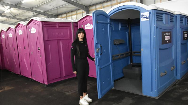 Toiletten mit Bubblegum-Duft: Das steckt hinter den pinken WCs im Alten Land Auch ein behindertengerechtes WC gehört zum Programm.