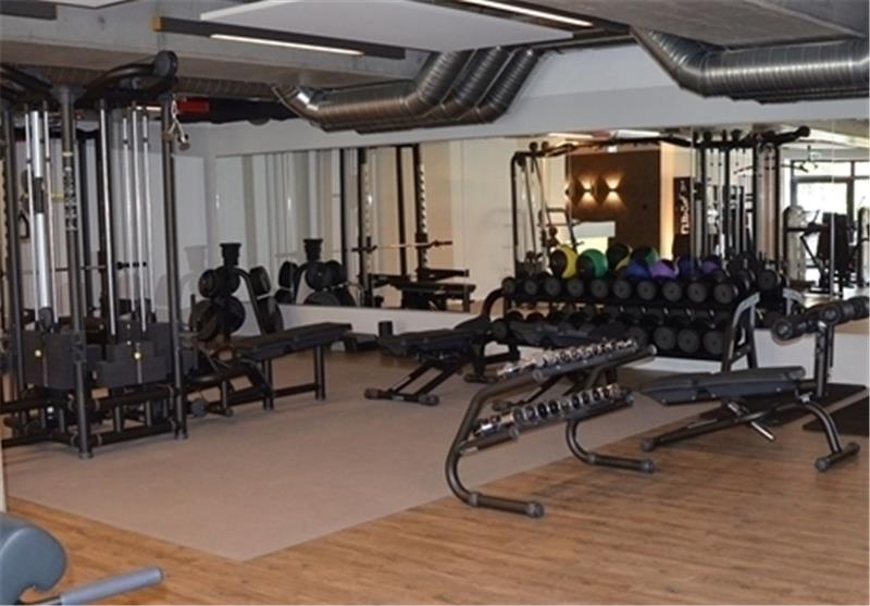Auch ein großer Fitnessraum gehört zum Elbstrand Resort.