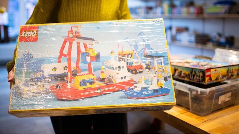 Auch ein maritimes Lego-Spiel aus 1991 mit Hafenanlage wird im Laden für Sammler angeboten.