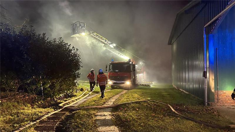 Auch eine Drehleiter kam zum Einsatz.