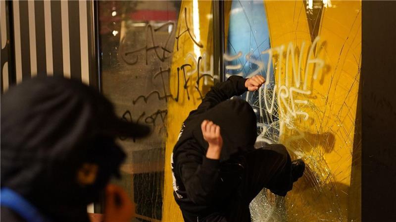 Streiks und Demos in Spanien gegen Israel wegen Gaza Auch eine Filiale einer US-Schnellimbisskette wurde in Barcelona bei den anti-israelischen Ausschreitungen angegriffen.