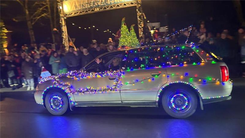 Auch eine Handvoll Autos schloss sich den demonstrierenden Landwirten an - natürlich stilecht mit Rund-um-Beleuchtung.