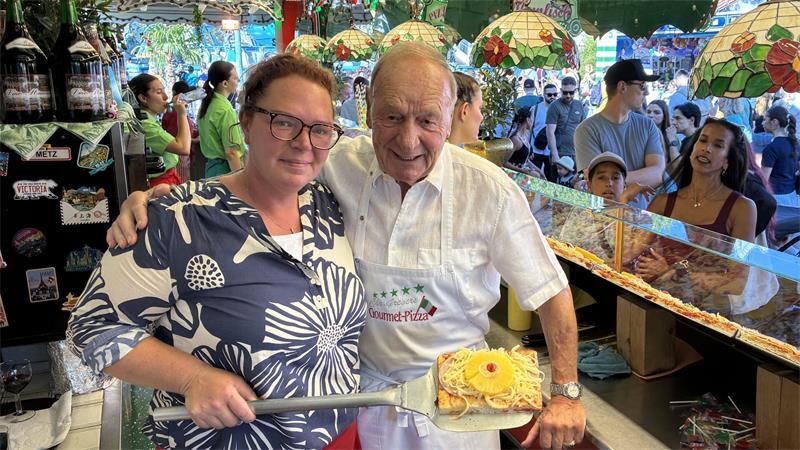 Auch eine Herzoperation kann Egon Greger nicht davon abhalten, auf dem Hamburger Sommerdom gemeinsam mit seiner Tochter Christin in der mobilen Pizzeria zu stehen.
