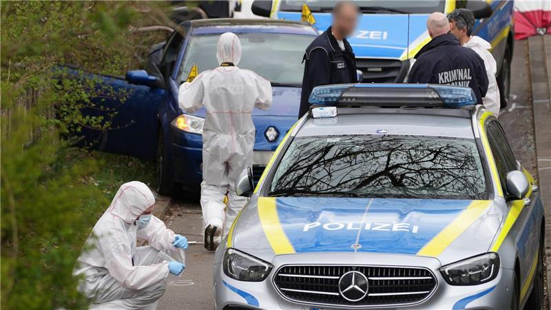 Auch eine Polizistin wurde verletzt, als sie zwischen zwei Autos eingeklemmt wurde