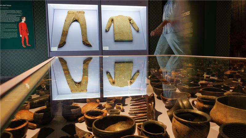 Auch eine Reiterhose und eine Tunika von damals sind zu sehen.