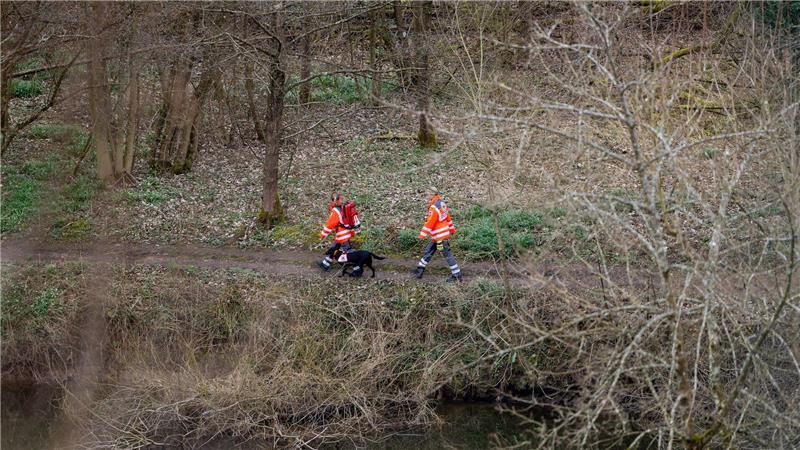 Auch eine Rettungshundestaffel ist im Einsatz.