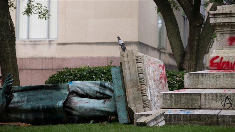 Trump-Regierung stellt umstrittene Statue wieder auf Auch eine Statue des Südstaaten-Generals Albert Pike wurde bei den Protesten beschmiert und vom Sockel gestürzt. (Archivbild)