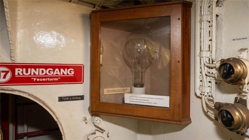 Feuerschiff „Elbe 1“ erhält Verjüngungskur in Stralsund Auch eine historische Glühlampe für die Feuerschiffslaterne auf dem Feuerschiff wird an Bord gezeigt.