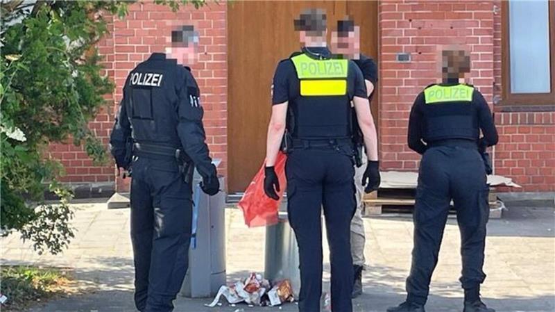 Messer-Alarm und Schlägereien: Das unternimmt die Bahn gegen Gewalt in Zügen Auch einen Mülleimer durchsuchen die Beamten nach dem Messer.