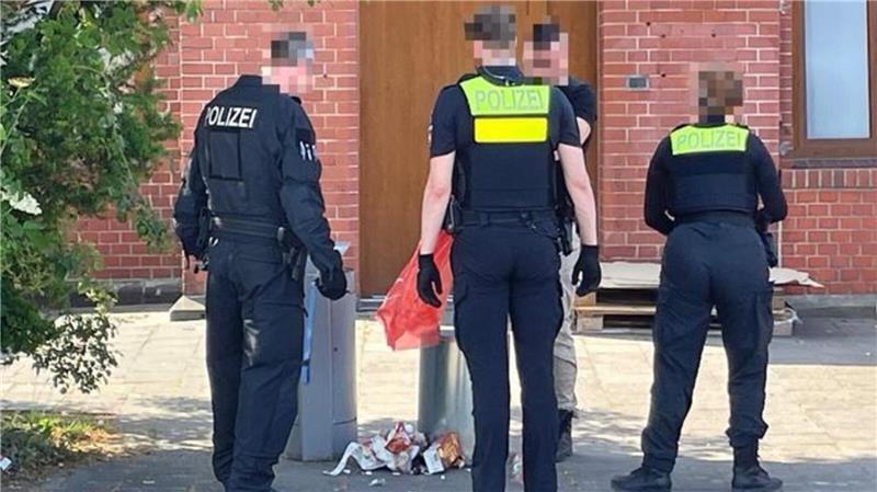 Messer-Alarm am Bahnhof in Cuxhaven: Lokführer schützt Kinder Auch einen Mülleimer durchsuchten die Beamten nach dem Messer.
