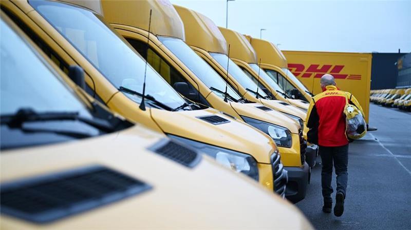 Paketbranche setzt zunehmend auf Elektro-Transporter Auch er fährt Stromer: ein DHL-Paketbote auf dem Weg zu seinem Elektro-Transporter.