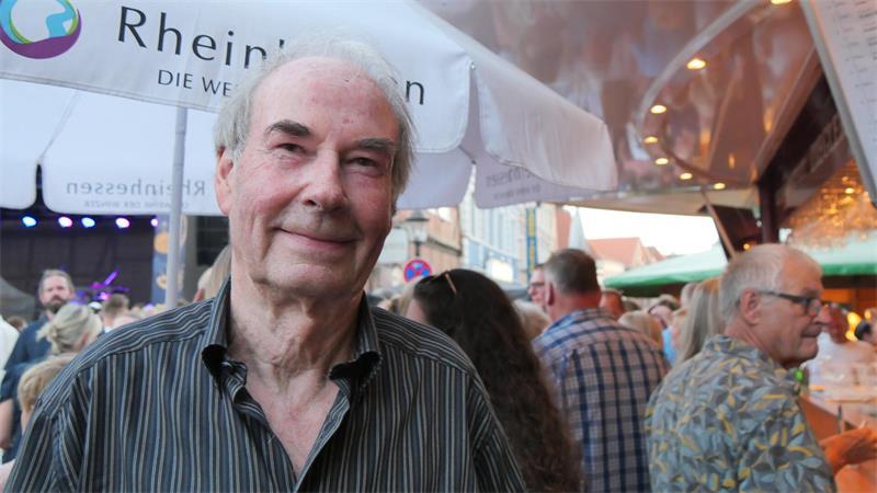 Süße Männer, trockener Wein: Buxtehuder Weinfest sorgt für Schmunzler Auch er prägt das Weinfest von Anfang an: Dietmar Ziegler mit seinen Rheinhessen-Weinen. Grauburgunder sei besonders beliebt, erzählt er, bevor er zur offiziellen Eröffnung auf die Bühne eilt.