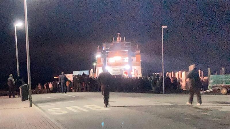 Tumult an Habeck-Fähre: Staatsanwalt äußert sich Auch fast ein dreiviertel Jahr nach dem Vorfall sind die Ermittlungen im Zusammenhang mit dem Vorfall am Fähranleger Schlüttsiel nicht abgeschlossen. (Archivbild)