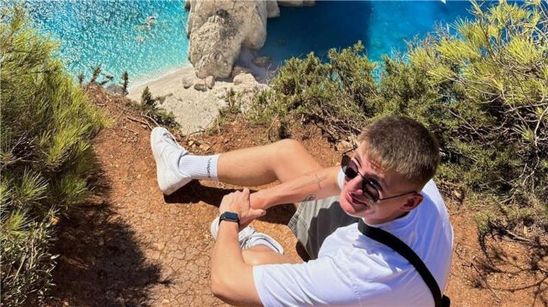 22-Jähriger aus Cuxhaven teilt Reisetipps – und erreicht damit Millionen Menschen Auch für Europa hat Julian seine Geheimtipps - wie die griechische Insel Zakynthos.