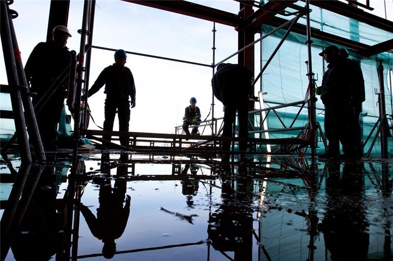 Arbeiten ohne Ausbildung? So kommen Ungelernte beruflich weiter Auch für Ungelernte gibt es Chancen auf dem Arbeitsmarkt, etwa in bestimmten handwerklichen Bereichen. Doch nicht immer sind die Jobs gut bezahlt. Foto: Christian Charisius/dpa/dpa-tmn