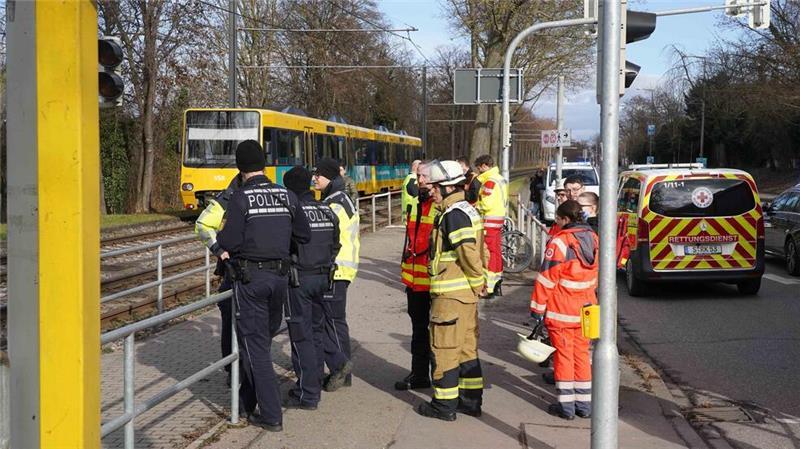 Junge stößt Kind gegen Stadtbahn - Zwölfjähriger stirbt Auch für die Kräfte von Polizei und Feuerwehr ist das ein schwieriger Einsatz.