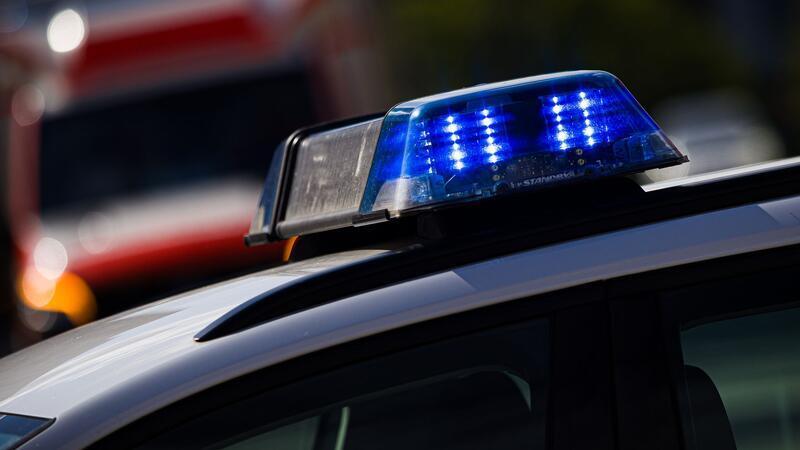 Kinder im Kofferraum: Auto mit zu vielen Insassen gestoppt Auch für einen Siebensitzer zu viel: Die Polizei stoppte ein Auto mit zehn Insassen. (Symbolbild)