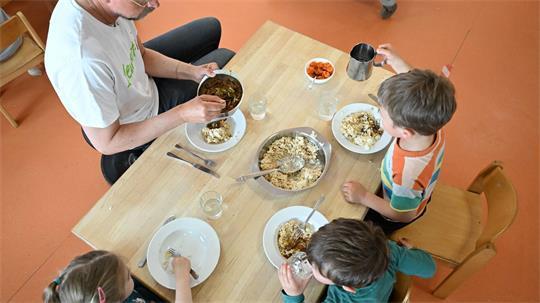 Auch für gemeinsames Mittagessen in Kita oder Schulen stellt das Bildungs- und Teilhabepakets Gelder zur Verfügung. Laut einer Analyse aber werden sie zu wenig abgerufen. (Archivbild)