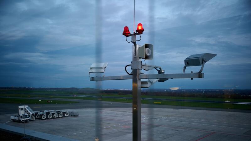 Bilder des Tages Auch heute bleiben in Deutschland viele Flieger am Boden: Erneut wollen die Beschäftigten der Luftsicherheit streiken - so wie hier in Dortmund, wo erst gar keine Flugzeuge zum Start bereitstehen.
