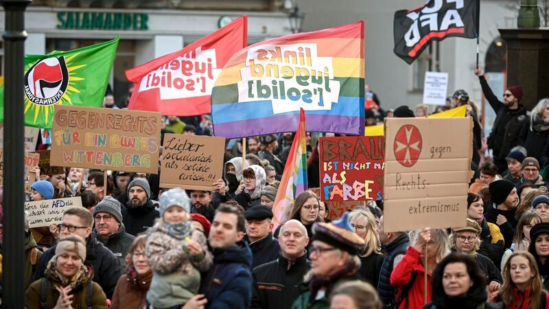 Noch einmal Zehntausende bei Demos gegen rechts - Warnung vor AfD Auch hier in Wittenberg gingen Tausende Menschen gegen Rechts auf die Straße. Unter ihnen auch Ministerpräsident Reiner Haseloff.