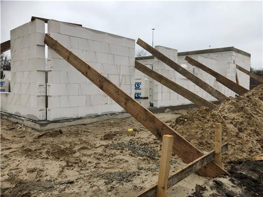 Auch hier investiert Oldendorf: Der neue Kindergarten am Rand des Gewerbegebiets ist im Bau. Er wird aber noch mal teuerer als gedacht. Foto: Klempow