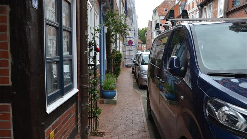 Warum sich die geplante Sanierung der Bungenstraße in Stade verzögert Auch hier ist Parken verboten. Die Gehwege sollen künftig auf dieser Seite der Straße 1,80 Meter breit werden, auf der gegenüberliegenden Seite 1,20 Meter. Die Zahl der Parkplätze wird deutlich reduziert.