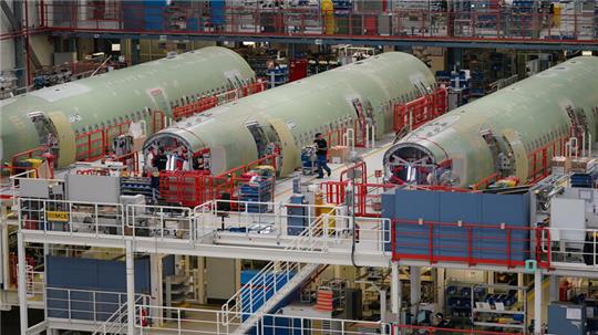 Auch im Airbus-Werk in Finkenwerder läuft die Produktion auf Hochtouren.