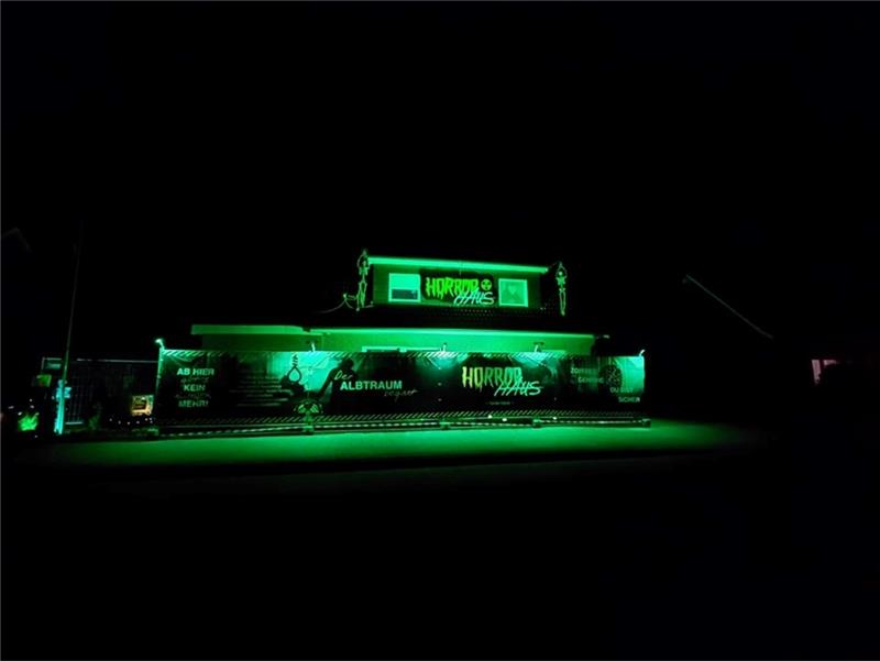 Auch im Dunkeln ist das Horrorhaus schon aus der Ferne gut zu orten.