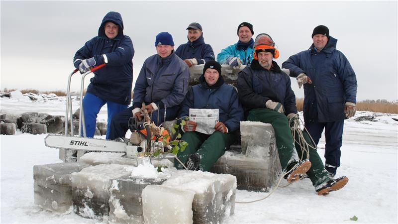 Auch im Februar 2010 legte Eis die Fähre lahm. Wolfgang Kilian (2. von rechts) und seine Crew sägten Eisblöcke aus der Elbe und nutzten sie als Außenmobiliar.