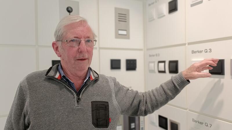 Auch im Geschäft von Gatzke Freudenberg ist Heinz-Peter „Hansi“ Heinsohn aktiv: Die Löcher für die Schalter hat er vor drei Jahren selbst gebohrt.