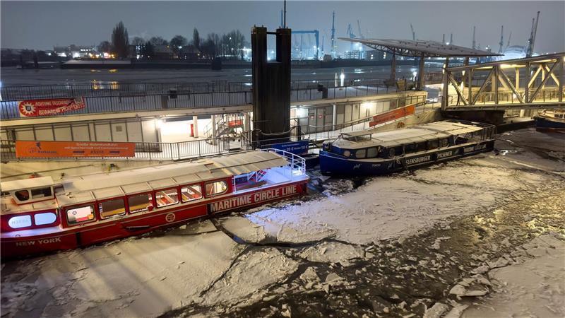 Auch im Hafen von Hamburg ist Eis und Schnee zu sehen. 