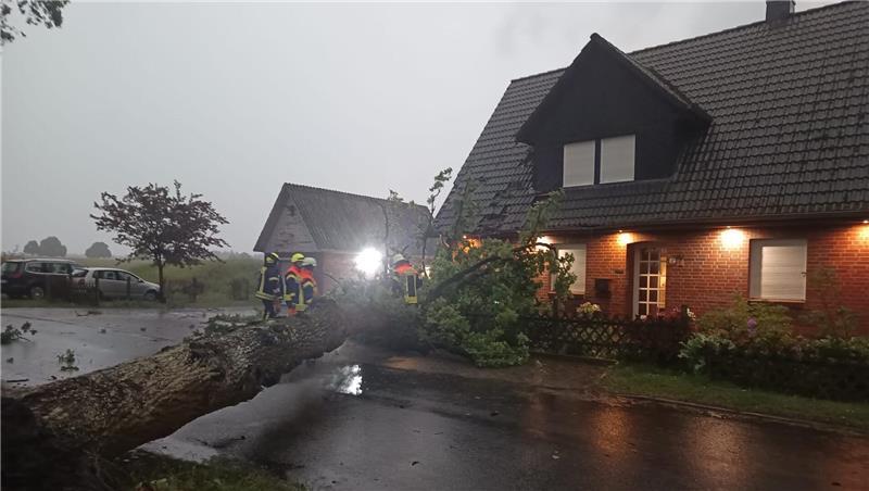 Unwetter zieht über den Kreis Stade – Blitzeinschlag in Bremervörde Auch im Kreis Rotenburg wurde die Feuerwehr zu wetterbedingten Einsätzen ausrücken.
