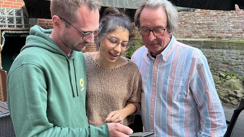Europawahl: Grüne verlieren im Kreis Stade die Hälfte ihrer Wähler Auch im Kreis Stade gibt es hohe Verluste für die Grünen; Co-Kreisvorstandssprecher Joachim Fuchs (links) und die Buxtehuder Sprecher Joachim Buttler und Amalien Meyer betrachten die Ergebnisse.