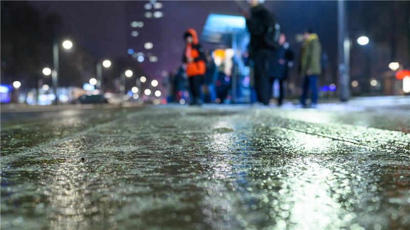 Auch im Kreis Stade kam es am Montagabend zu glatten Straßen und Wegen. (Symbolbild)