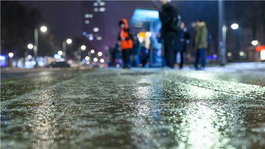 Auch im Kreis Stade kam es am Montagabend zu glatten Straßen und Wegen. (Symbolbild)