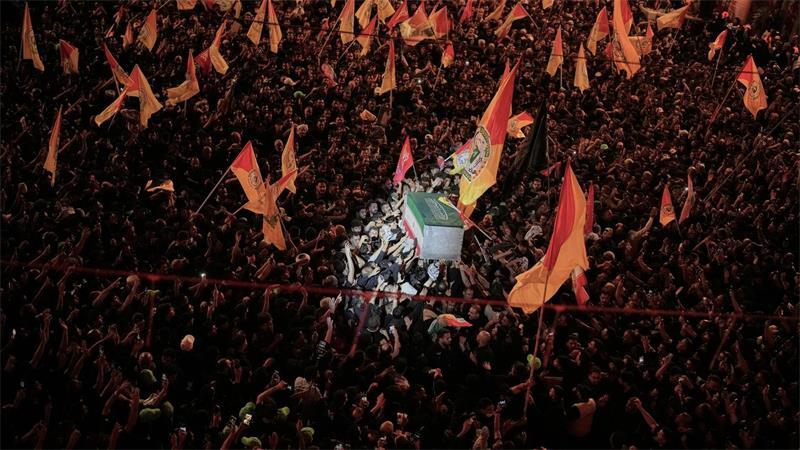Neue Eskalation überschattet Staatsbegräbnis im Iran Auch im Nachbarland Irak, wo viele Schiiten leben, folgten Menschenmassen den Trauerfeiern für Irans getötetes Staatsoberhaupt.