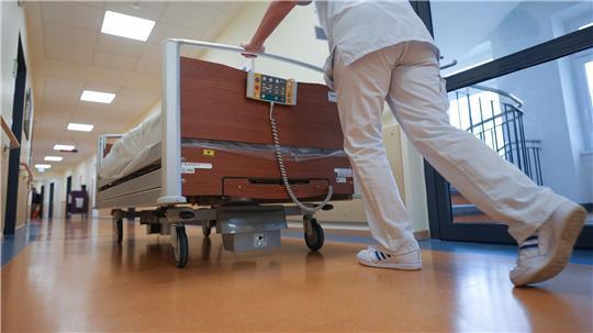 Auch im Norden verdienen Pflegekräfte mehr. (Symbolbild)