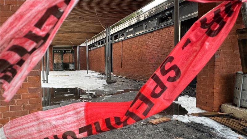 Nach Großbrand in Hannover: Grundschule bleibt vorerst zu Auch im Schulhof gab es Schäden.