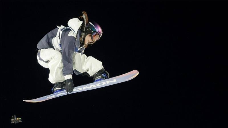 Auch im Snowboard - hier das Big-Air-Finale mit Kokomo Murase - kommen Kameradrohnen zum Einsatz. (Archivbild)