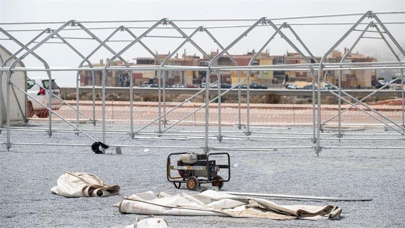 Spaniens Regierung übernimmt Kontrolle über Hafen von Ceuta Auch im Stadtteil Rosales von Ceuta entsteht zurzeit ein provisorisches Zeltlager für rund 900 Migranten.