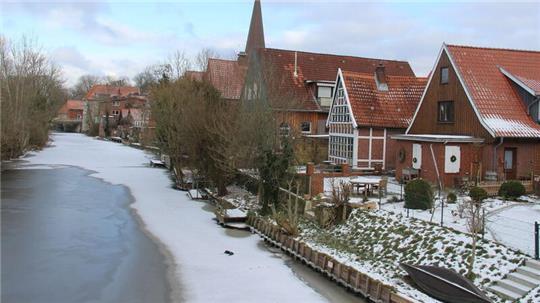 Auch im Winter erstreckt sich die Medem malerisch durch Otterndorf.